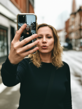 掌鏡人與藏鏡人2025年短影音創作的新趨勢解析